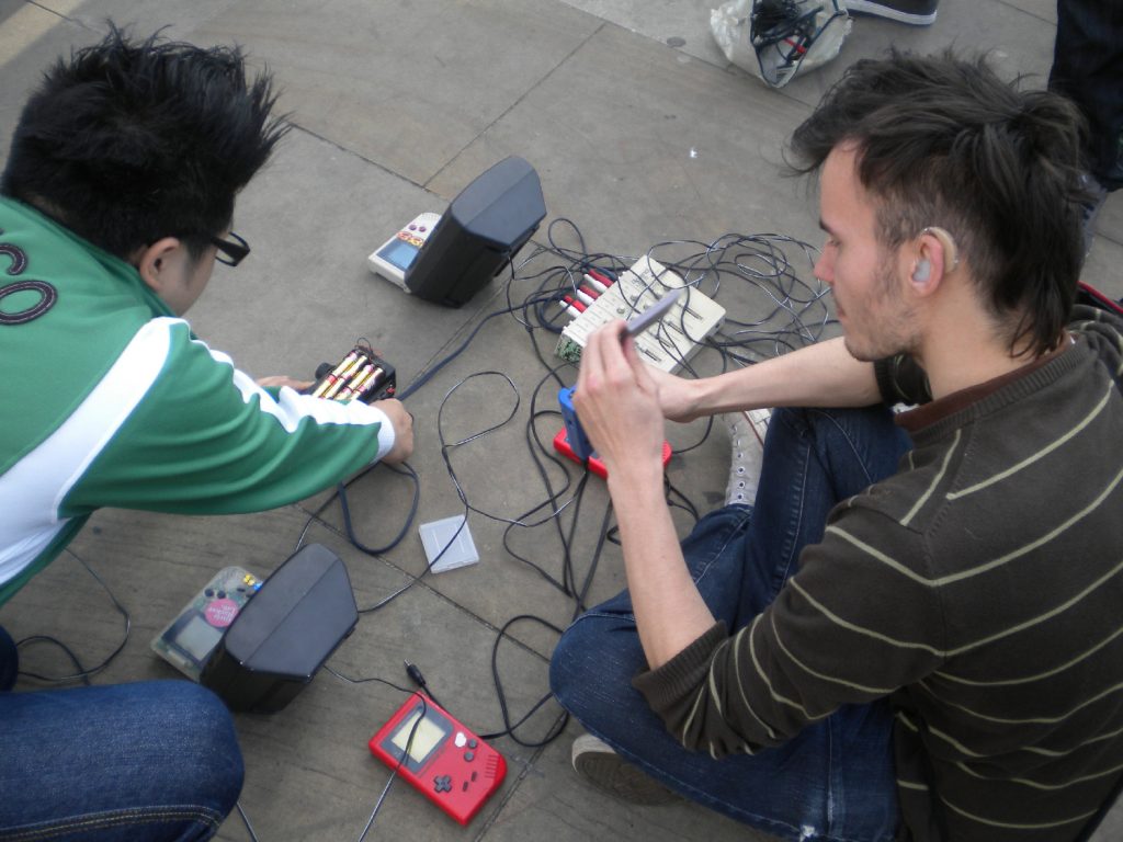 UKツアーの時にCerebral Scars(右)とストリートでやった辻テクノ